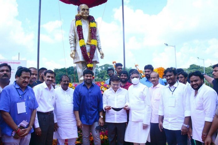 Allu Arjun thanked Chiranjeevi for unveiling Allu Ramalingaiah statue in Rajahmundry