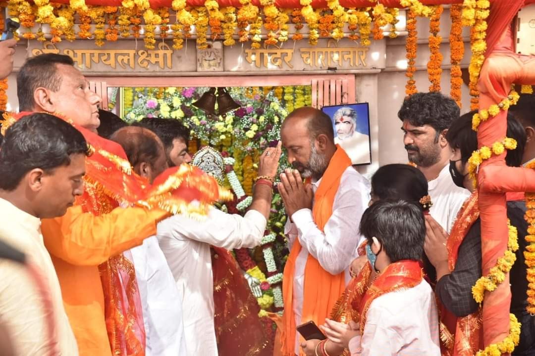Bandi Sanjay offers prayers on completion of first leg of padyatra