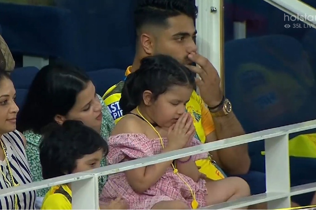 Dhonis daughter Ziva prays while watching CSK vs DC IPL match pics viral