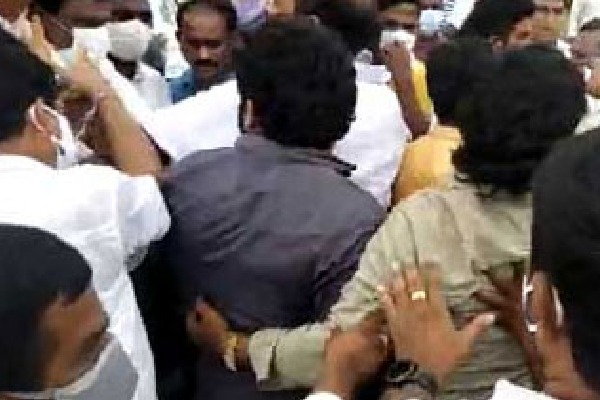 Dwarampudi fallowers attacked tdp leaders in east godavari