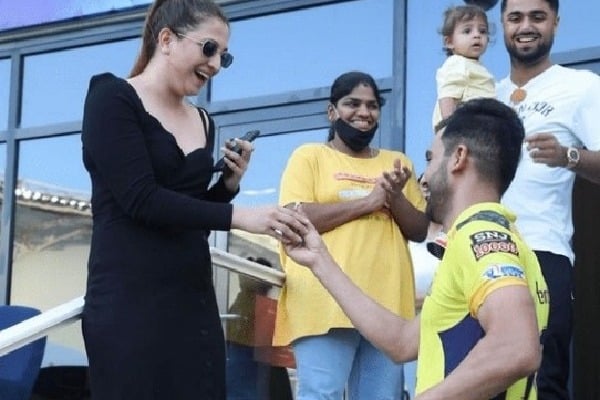 IPL 2021: Deepak Chahar proposes his girlfriend after CSK vs PBKS match