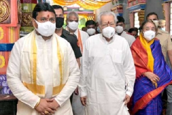 AP Governor visits Kanakadurga temple