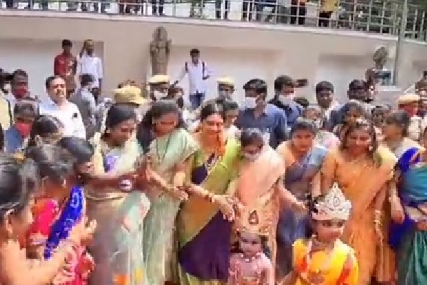 tamilisai participates in bathukamma festival