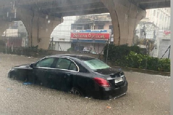 Rain lashes again in Hyderabad city
