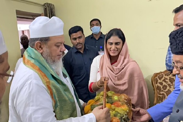 YS Sharmila met muslim priests