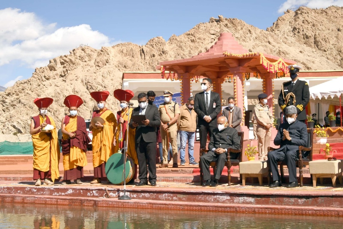 President performs Sindhu Darshan puja near Leh