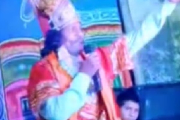 dashrath dies on stage audience claps for great act