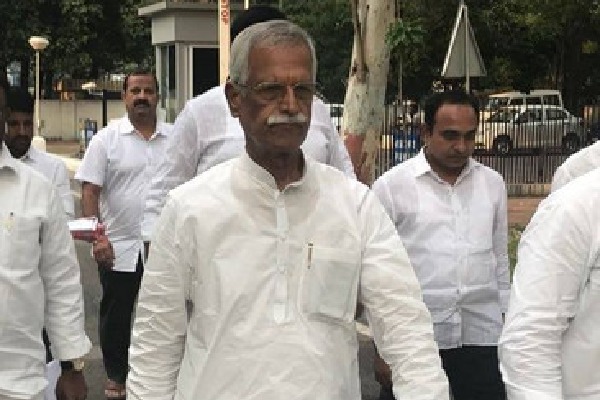 Congress leader Kodanda Reddy complains against Harish Rao to SEC