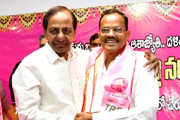 Former Andhra minister Mothkupalli Narasimhulu joins TRS