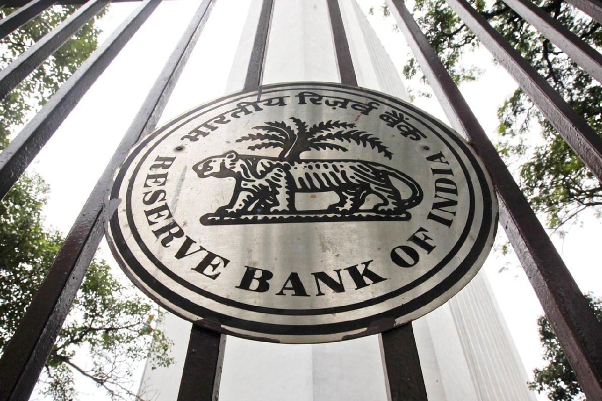 RBI imposes Rs 1 cr penalty on SBI