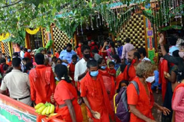Devotees poured to visit Bejawada kanakadurga in Navaratri