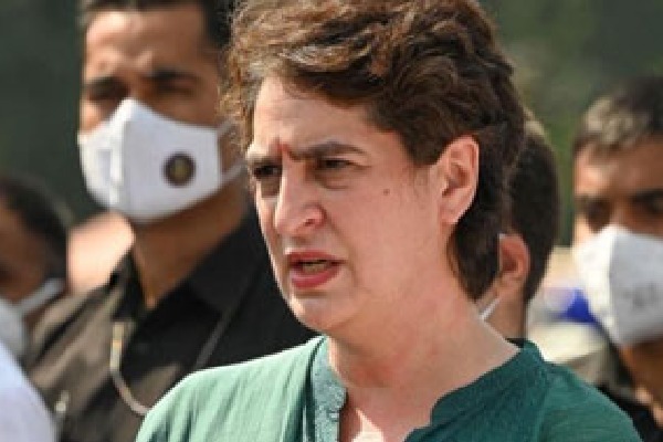priyanka Gandhi assures Smart Phone and Scooter for girl students in up