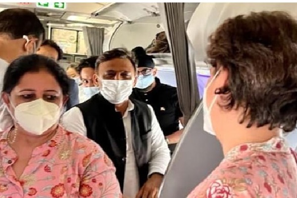 Priyanka and Akhilesh Yadav travelled in same flight