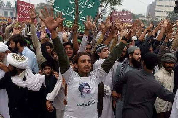 Pakistan govt surrenders to TLP, releases activists