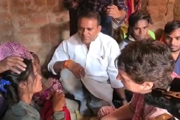 Priyanka Gandhi meets families of died farmers families