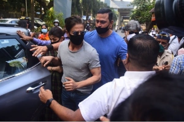 SRK goes to fetch Aryan Khan from jail on bail
