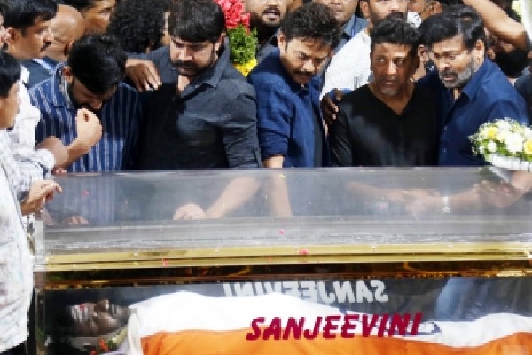 Chiranjeevi, Venkatesh pay homage, shed tears for Puneeth