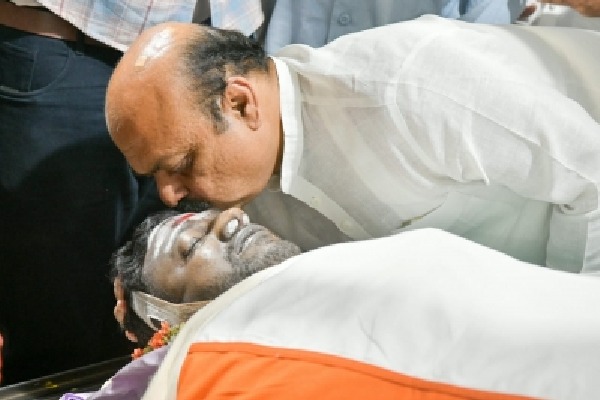 Karnataka CM Bommai's final goodbye to Puneeth Rajkumar