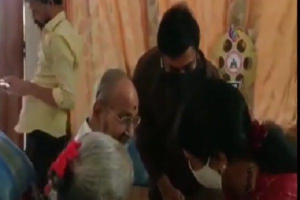 Chranjeevi takes blessings of K Vishwanath