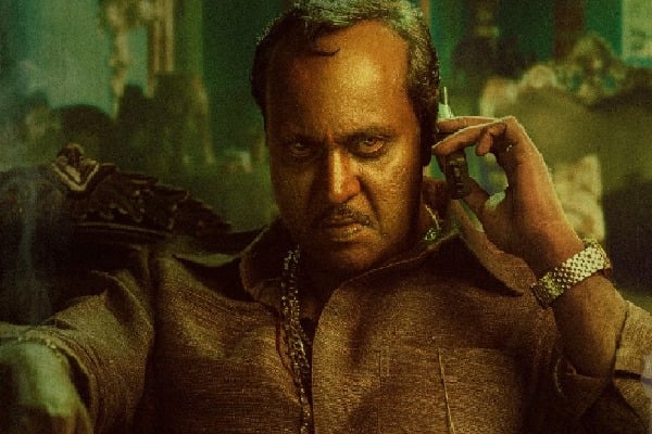 Actor Sunil's menacing look as 'Mangalam Srinu' in 'Pushpa: The Rise'