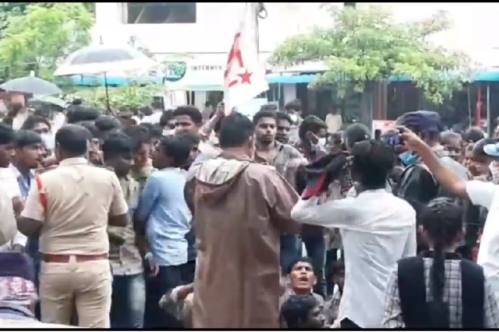 Students Confronted Police In Kakinada