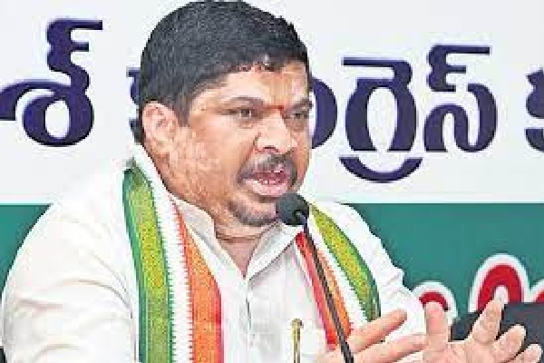 Few Congress leaders are working for TRS says Ponnam Prabhakar