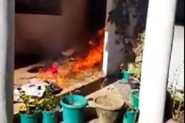 Culprits set fire to Congress leader Salman Khurshid house