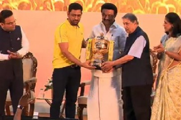 Dhoni handed IPL Trophy to Tamilnadu CM MK Stalin