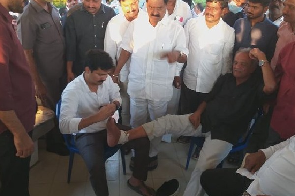 Tirupati MP Dr Gurumarthy responds immediately after seeing CPI Narayana got injured