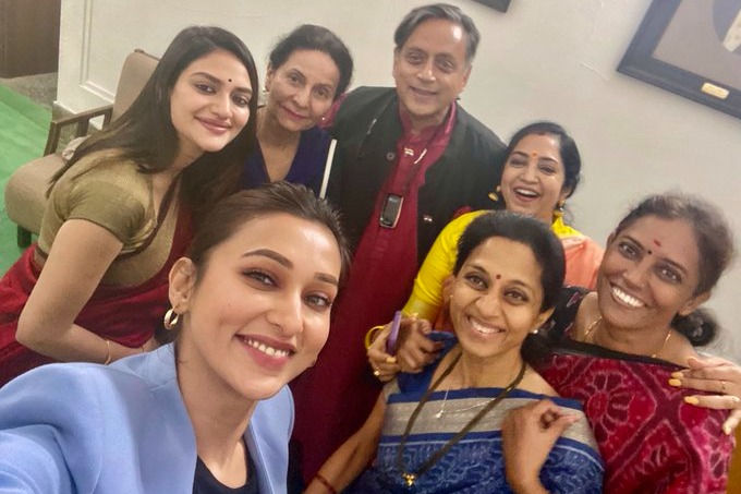 Shashi Tharoor selfie with women MPs 