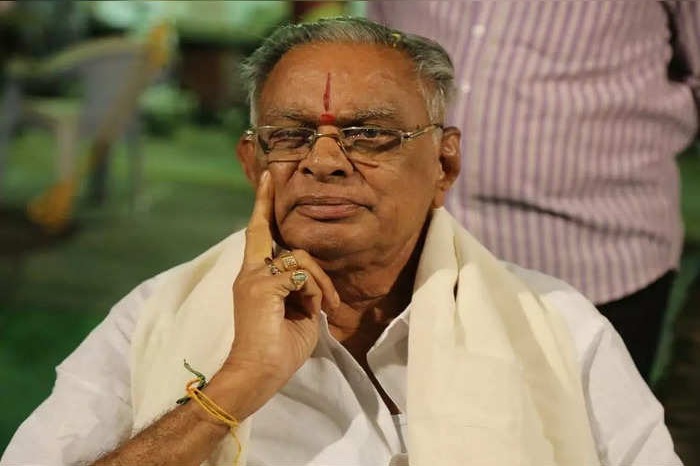 Chandrababu pays tributes to Devineni Uma fater