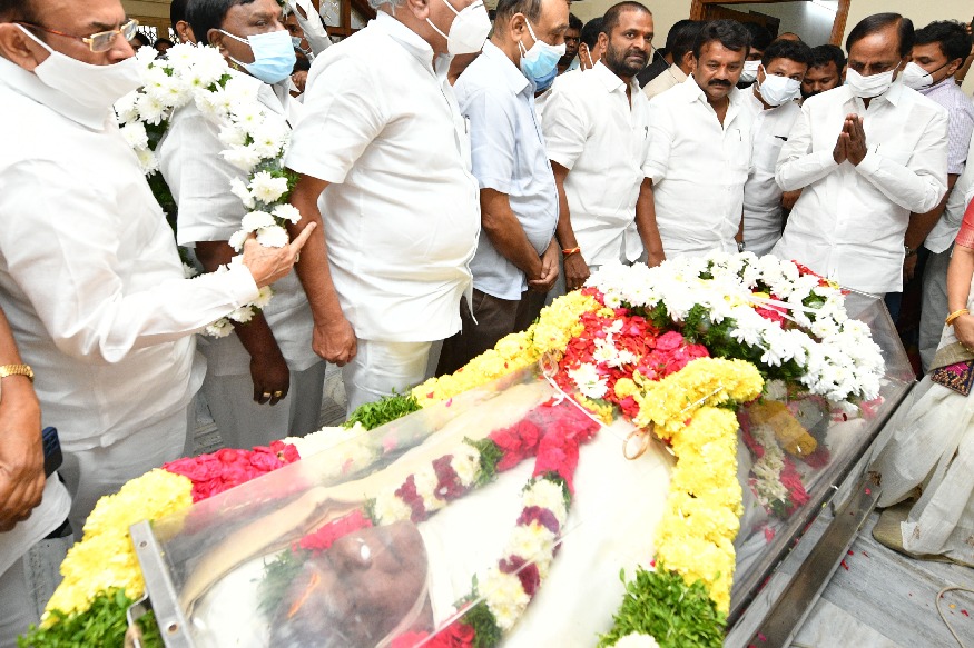 KCR pays tributes to Rosaiah