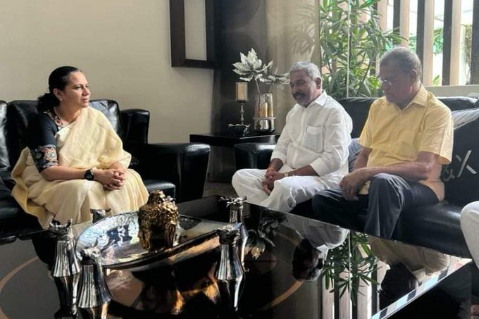 AP Minister Peddireddy visits Puneet Rajkumar family members
