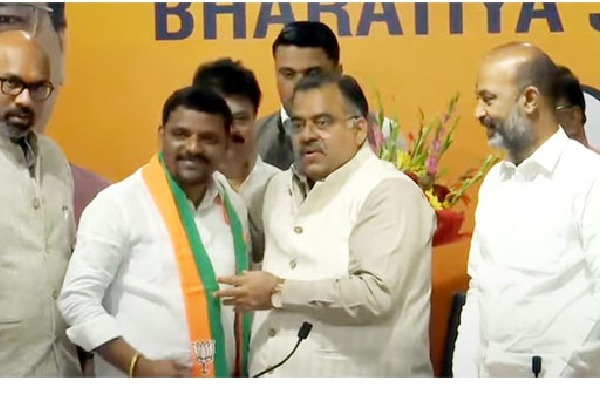 Theenmar Mallanna joins BJP