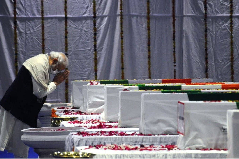 PM pays homage to crash victims at Palam airport