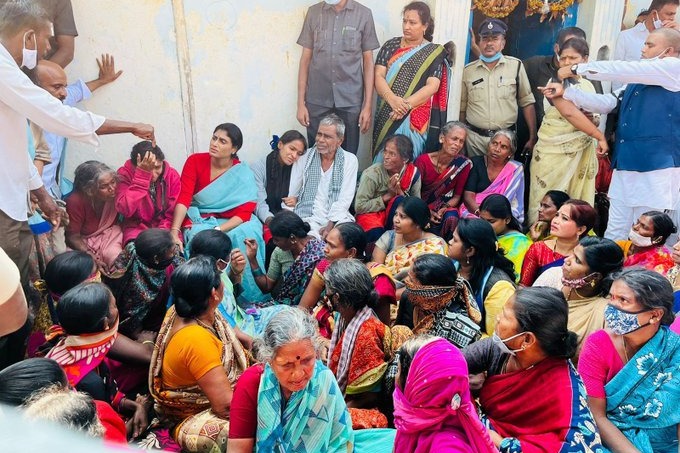 Police arrests YS Sharmila