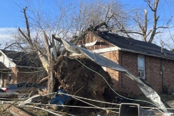 Over 30 tornadoes rip through 6 US states, wreaking deadly havoc