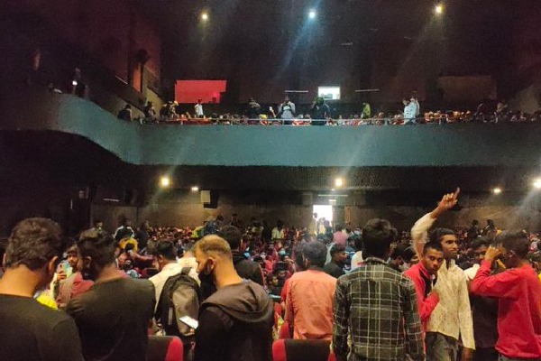 fans dance in pushpa theatres 