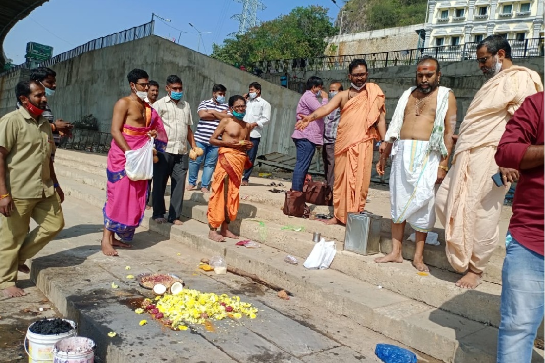 One snake dies at Indrakeeladri Durga Temple 