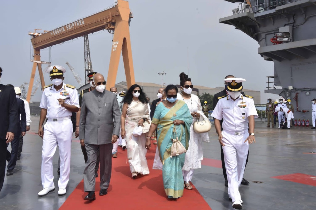 President witnesses naval ops demo, visits IAC Vikrant at Kochi