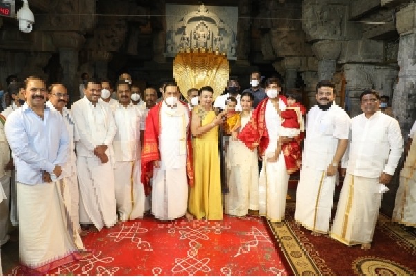 Sri Lankan PM, wife offer prayers at Tirumala temple