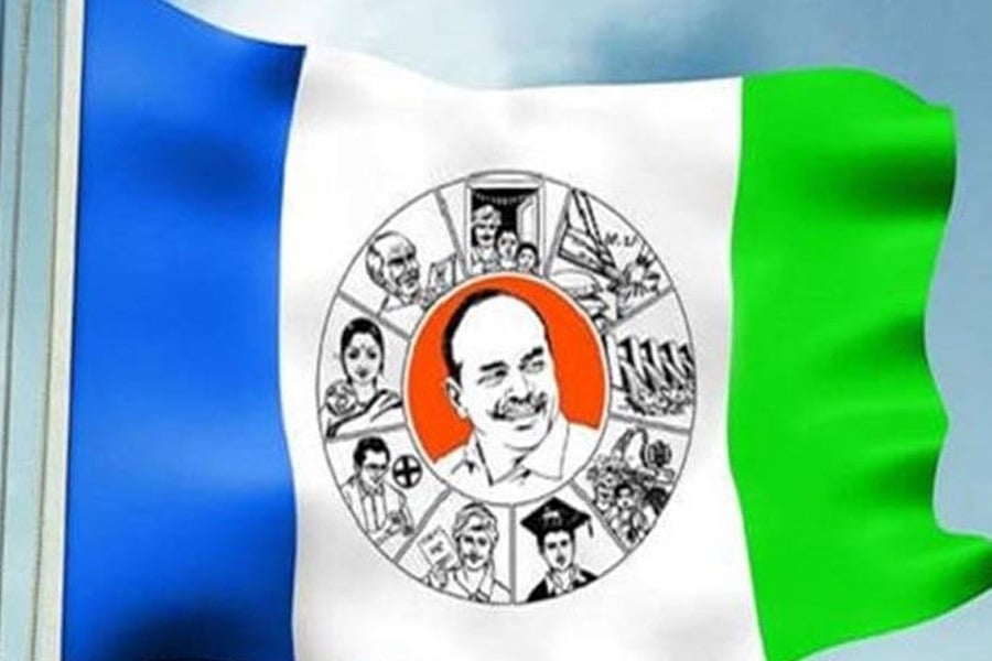Two groups of YSRCP fights in front of MP Mithun Reddy