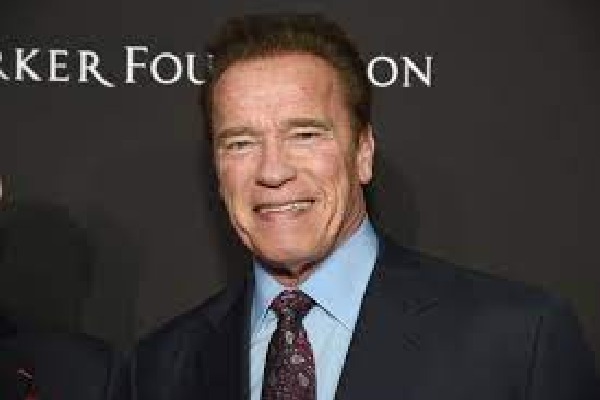Arnold Schwarzeneggar giving divorce to his wife