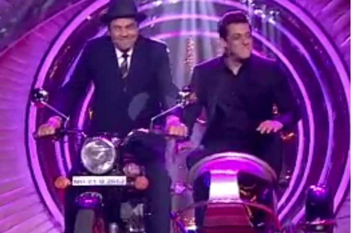 'Bigg Boss 15': Salman, Dharmendra recreate iconic bike scene of 'Sholay'