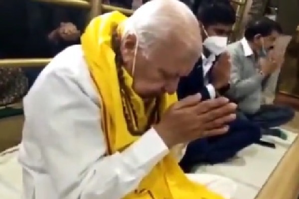 Kerala governor Arif Mohammed Khan offers prayers at Ujjain Mahakaleswar Temple
