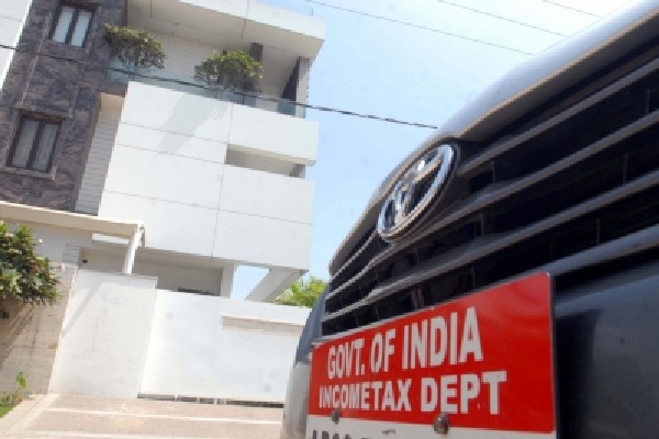 I-T dept detects Rs 1.64 crore in cash during raids in Andhra, Telangana