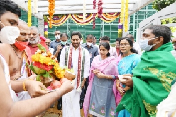 Andhra CM goes traditional for Sankranti celebrations