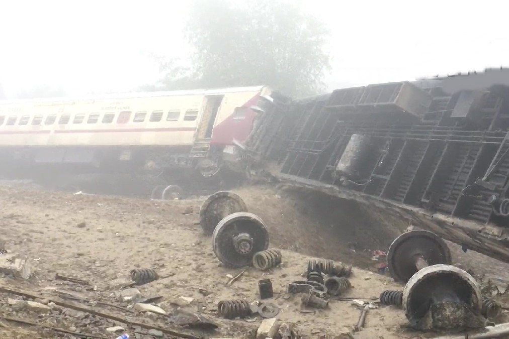 8 Killed and 45 Injured As Train Derails In West Bengal