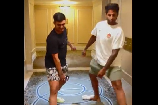 Team India cricketers dances for Pushpa song