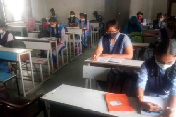 Telangana to introduce English medium in govt schools